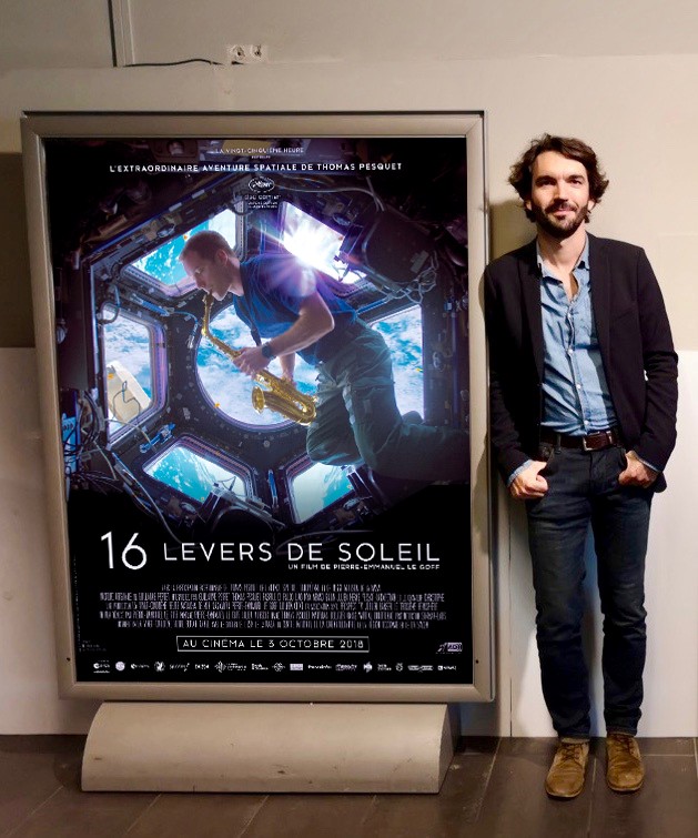 portrait de Pierre-Emmanuel Le Goff devant l'affiche de 16 Levers de soleil